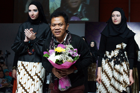 Desainer asal Indonesia, Toto Supangat, di Moscow Halal Expo 2014. Foto: Olga Sokolova